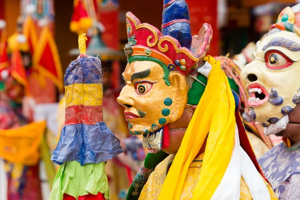 Тибетский лама, одетый в маску, танцует таинственный танец Цам на буддийском фестивале в Хемис-Гомпе. Ладах, Северная Индия — стоковое фото