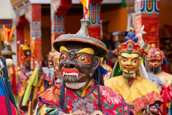 Lama tibetana vestida con máscara bailando Tsam danza misteriosa en el festival budista en Hemis Gompa. Ladakh, India del Norte —  Fotos de Stock