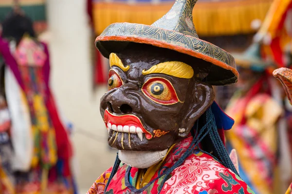 Lama tibétain vêtu d'un masque dansant la danse mystère Tsam au festival bouddhiste à Hemis Gompa. Ladakh, Inde du Nord — Photo
