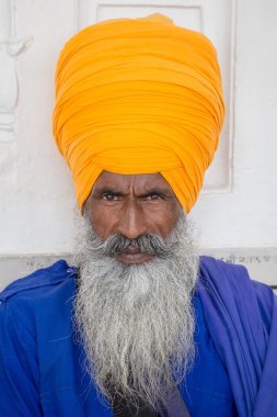 Portre gür sakallı Türban Hint Sih adam. Amritsar, Hindistan