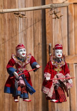 Kukla Myanmar geleneği bebek dize