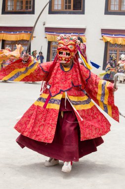 Tibet lama Hemis Gompa Budist festival Tsam gizem dans dans maske giymiş. Ladakh, Kuzey Hindistan