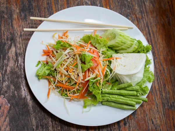 Salada de mamão tailandesa também conhecida como Som Tam da Tailândia . — Fotografia de Stock