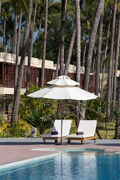 Luxury swimming pool and deck chair — Stock Photo, Image