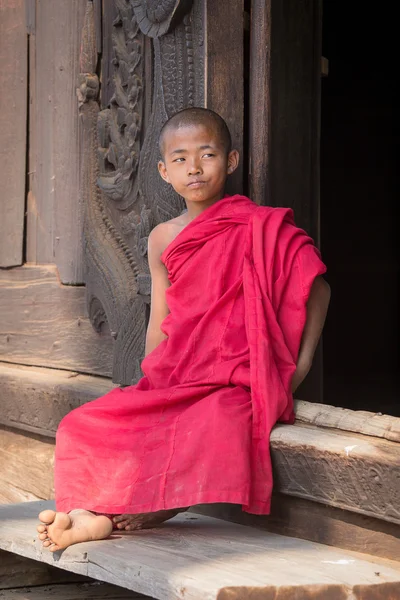 Retrato de un joven monje en un monasterio. Mandalay, Myanmar — Foto de Stock