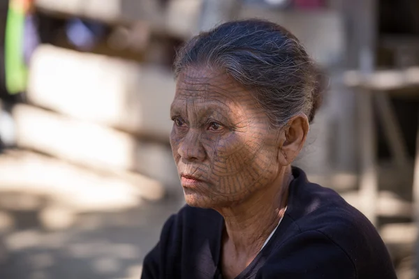 肖像画部族の入れ墨のちん族の女性。Mrauk U、ミャンマー — ストック写真