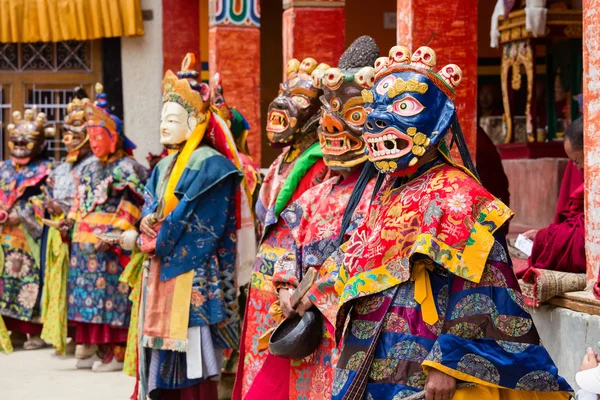 Lama tibetana vestida con máscara bailando Tsam danza misteriosa en el festival budista en Hemis Gompa. Ladakh, India del Norte —  Fotos de Stock