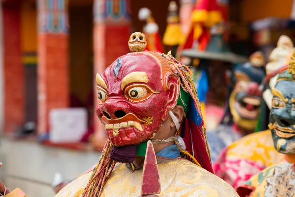 西藏喇嘛穿着上寺的佛诞节日舞蹈斩神秘的面具。拉达克，北印度 — 图库照片