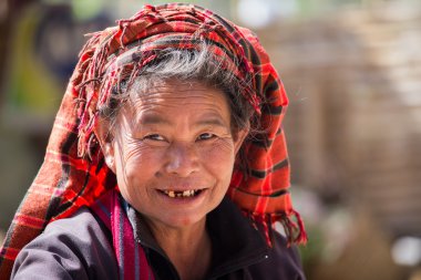 Gülümseme yüzünde yaşlı kadın portre. Inle Gölü, Myanmar