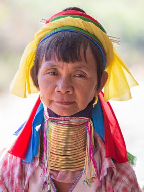 Portre padaung kabilesi uzun boyunlu kabile kadın. Inle Gölü, Myanmar, Burma. Yakın çekim
