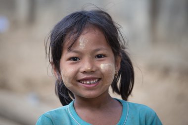 Onun gülümseme yüzünde thanaka ile Portre genç kız. Mrauk U, Myanmar