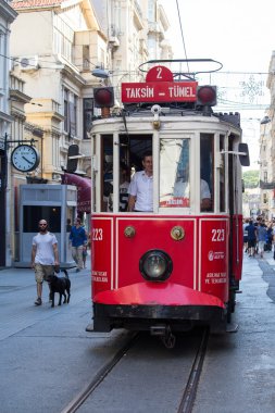 İstiklal cadde üzerinde kırmızı Taksim Tünel nostaljik tramvay. Istanbul, Türkiye