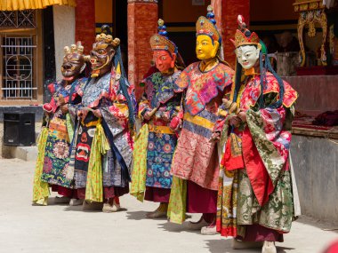 Tibet lama Hemis Gompa Budist festival Tsam gizem dans dans maske giymiş. Ladakh, Kuzey Hindistan