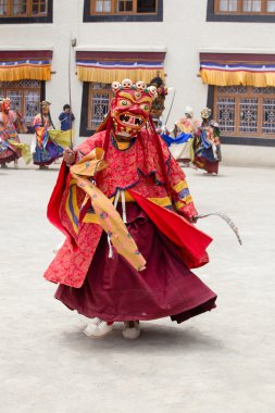 Tibet lama Hemis Gompa Budist festival Tsam gizem dans dans maske giymiş. Ladakh, Kuzey Hindistan