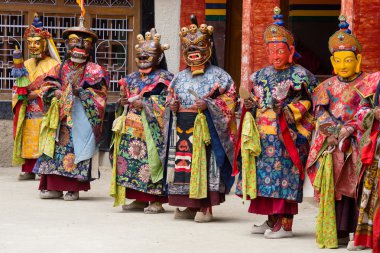 Tibet lama Hemis Gompa Budist festival Tsam gizem dans dans maske giymiş. Ladakh, Kuzey Hindistan