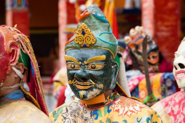 Tibet lama Hemis Gompa Budist festival Tsam gizem dans dans maske giymiş. Ladakh, Kuzey Hindistan