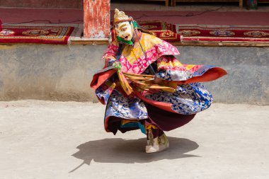 Tibet lama Hemis Gompa Budist festival Tsam gizem dans dans maske giymiş. Ladakh, Kuzey Hindistan