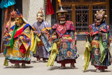 Tibet lama Hemis Gompa Budist festival Tsam gizem dans dans maske giymiş. Ladakh, Kuzey Hindistan