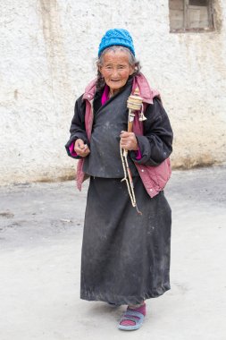 Mistik maskesi Lamayuru Gompa, Ladakh, Kuzey Hindistan, Yuru Kabgyat Budist festivalin zamanında Tsam gizem dans dans sırasında Tibet yaşlı kadınlar