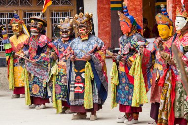 Tibet lama Hemis Gompa Budist festival Tsam gizem dans dans maske giymiş. Ladakh, Kuzey Hindistan