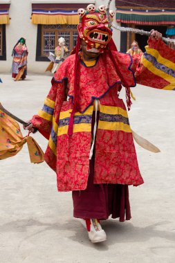 Tibet lama Hemis Gompa Budist festival Tsam gizem dans dans maske giymiş. Ladakh, Kuzey Hindistan