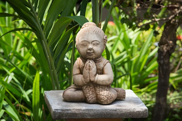 Buddhistisk staty i trädgården. Thailand — Stockfoto