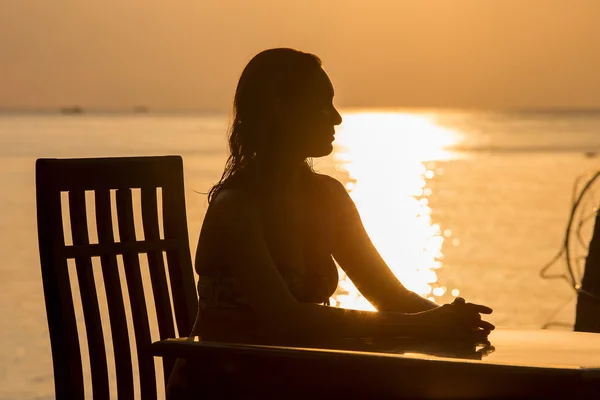 Silhouette einer Frau bei Sonnenuntergang — Stockfoto