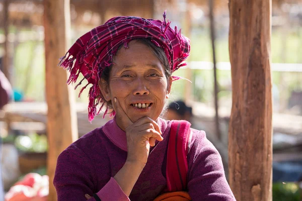 肖像老妇人她微笑的脸上。缅甸茵莱湖 — 图库照片