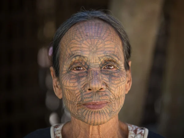 Portret stam getatoeëerd kin vrouw. Mrauk U, Myanmar — Stockfoto