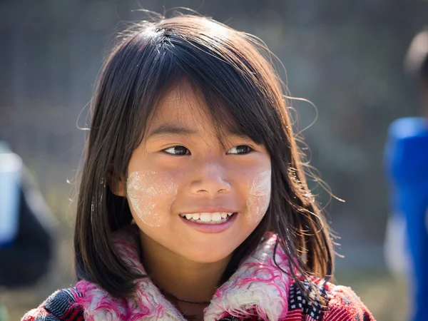肖像年轻的女孩，她的微笑脸上的 thanaka。缅甸茵莱湖 — 图库照片