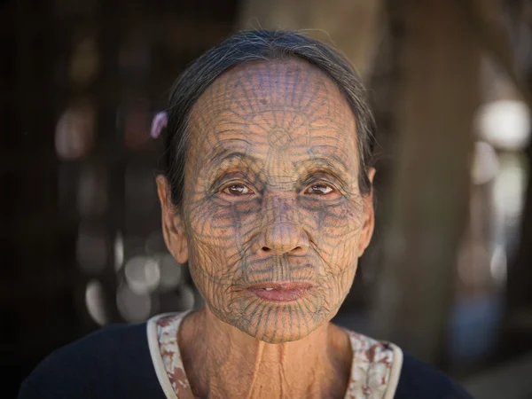 Portret stam getatoeëerd kin vrouw. Mrauk U, Myanmar — Stockfoto