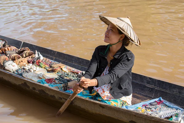 Burmesisk kvinna på liten lång träbåt som säljer souvenirer, prydnadssaker och bijouterieat den flytande marknaden på Inle Lake, Myanmar, Burma — Stockfoto