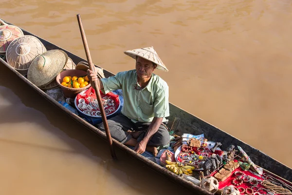 Küçük uzun ahşap teknede satış Hatıra Eşyası, ıvır zıvır ve mücevherat kayan piyasada Inle Gölü, Myanmar, Burma, Birmanya adam. — Stok fotoğraf