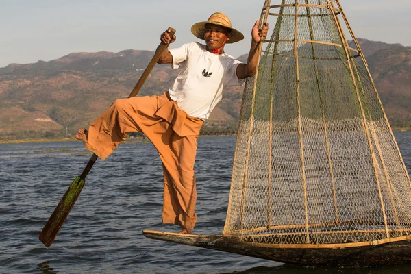 Burmese fisherman on bamboo boat catching fish in traditional way with handmade net. Inle lake, Myanmar, Burma — Stock Photo, Image