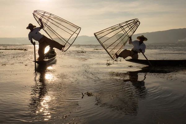 手作りネットを伝統的な方法で魚を捕る竹のボートに乗ってビルマ語漁師。インレー湖ミャンマー、ビルマ — ストック写真