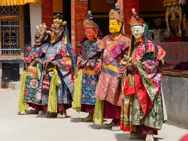 Tibetan lama dressed in mask dancing Tsam mystery dance on Buddhist festival at Hemis Gompa. Ladakh, North India — Stock Photo, Image