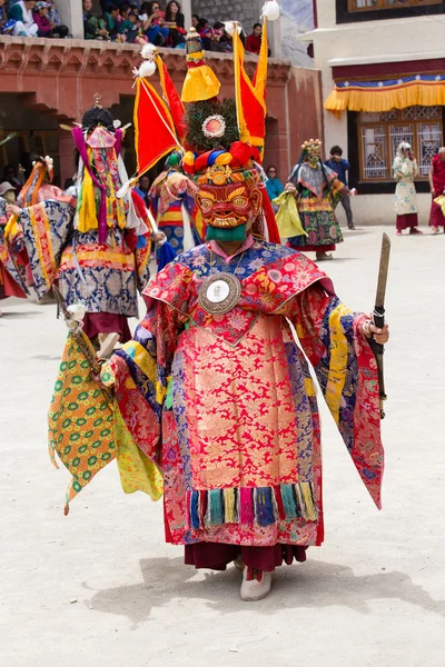 Tibetan lama dressed in mask dancing Tsam mystery dance on Buddhist festival at Hemis Gompa. Ladakh, North India — Stock Photo, Image