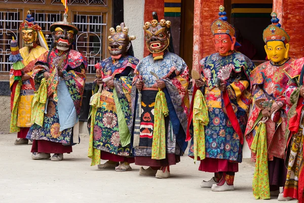 Tybetańskiego Lamy ubrany w maskę taniec Tsam tajemnica taniec Buddyjski Festiwal w Hemis Gompa. Ladakh, północnych Indiach — Zdjęcie stockowe