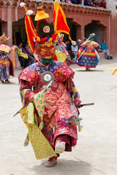 西藏喇嘛穿着上寺的佛诞节日舞蹈斩神秘的面具。拉达克，北印度 — 图库照片