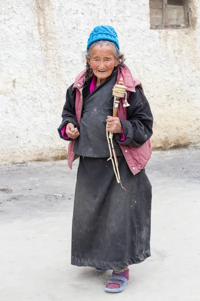 Tibetan old women during mystical mask dancing Tsam mystery dance in time of Yuru Kabgyat Buddhist festival at Lamayuru Gompa, Ladakh, North India — Stock Photo, Image