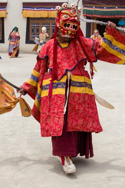 Θιβετιανού Λάμα ντυμένος με μάσκα χορεύουν Tsam μυστήριο χορού στην βουδιστική Φεστιβάλ στο δημόσιο κτίριο Hemis. Ladakh, Βόρεια Ινδία — Φωτογραφία Αρχείου