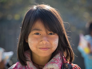 Portre thanaka gülümseme yüzünde genç kızla. Inle Gölü, Myanmar