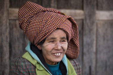 Yaşlı kadın portre. Inle Gölü, Myanmar