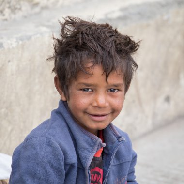 Portre dilenci çocuk Leh, yoldan geçen para için yalvarır. Ladakh, Hindistan