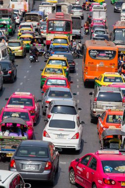 Trafik yavaş yavaş Bangkok, Tayland işlek bir yol boyunca taşır..