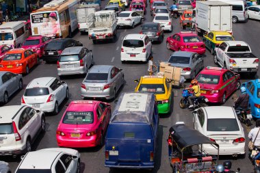 Trafik yavaş yavaş Bangkok, Tayland işlek bir yol boyunca taşır..