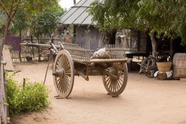 Ahşap sepeti ile yard. Bagan, Myanmar