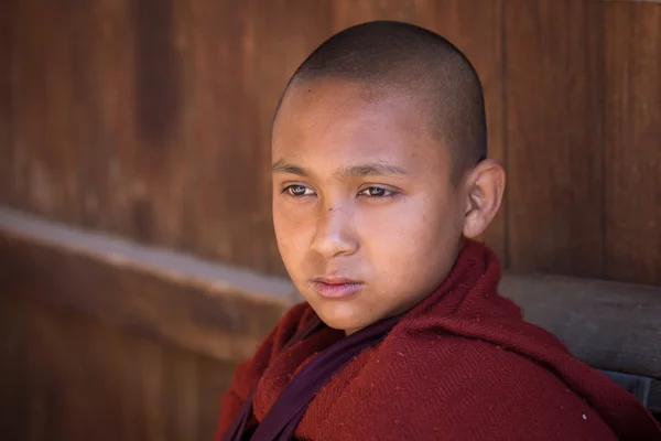 Retrato joven monje en un monasterio. Lago Inle, Myanmar — Foto de Stock