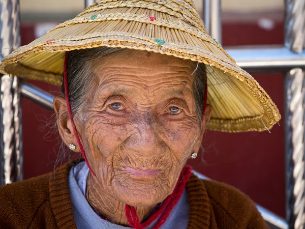 Portre yaşlı kadın bir hasır şapka. Inle Gölü, Myanmar — Stok fotoğraf