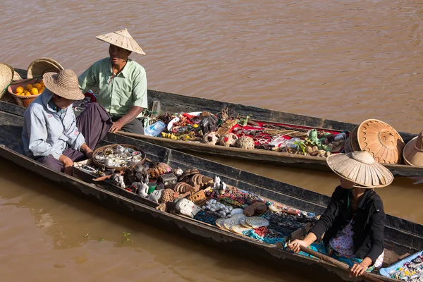 Burmese people on small long wooden boat selling souvenirs, trinkets and bijouterieat the floating market on Inle lake, Myanmar, Burma — Stock Photo, Image